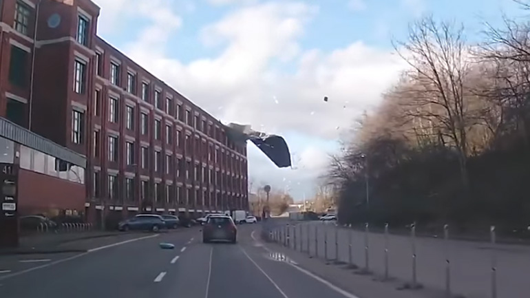 Τους έπεσε η οροφή στο κεφάλι!